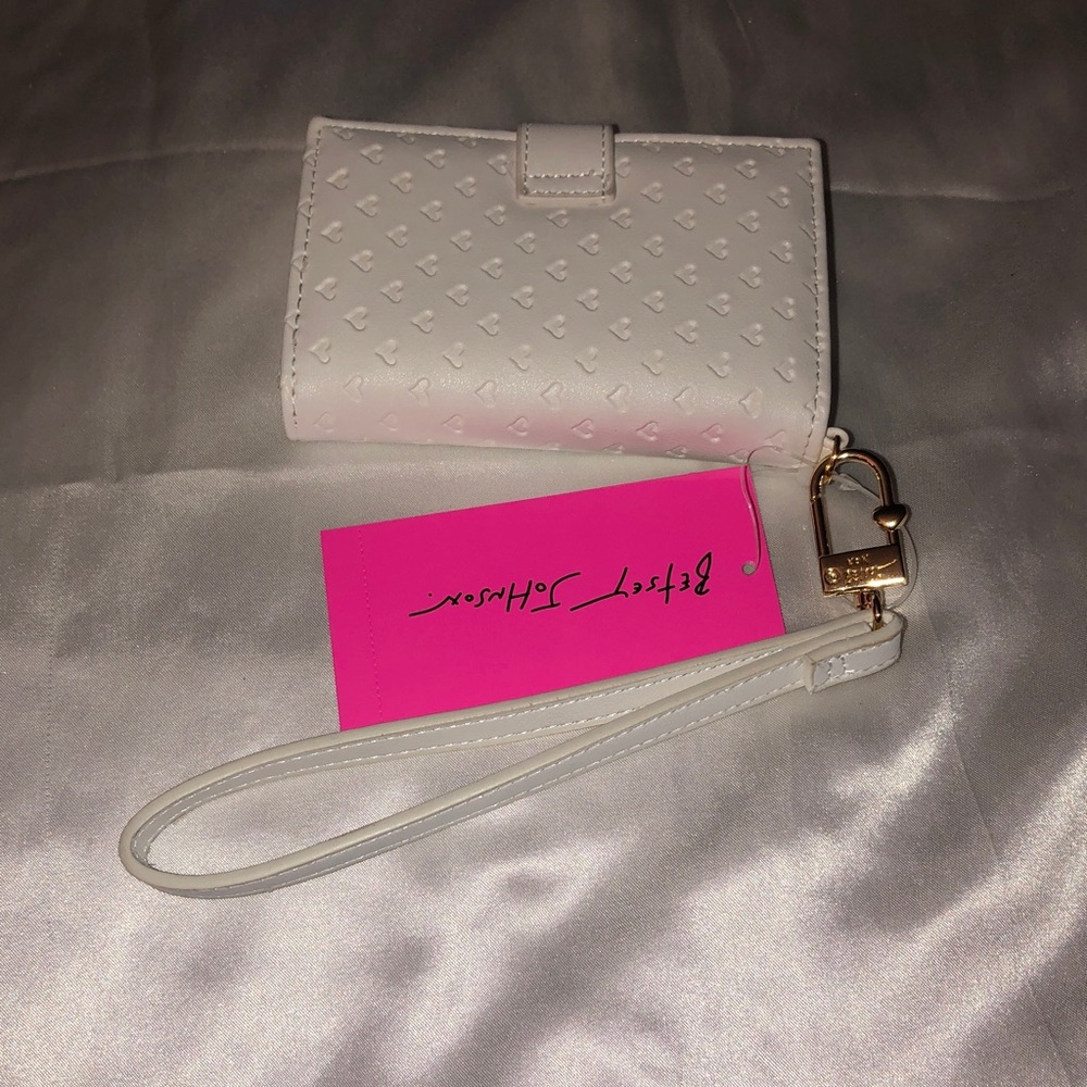Betsey Johnson XOLEAH White Card Case Wallet Embossed Heart Pattern + Strap NWT - Picture 8 of 16